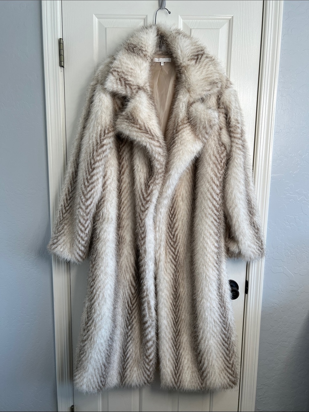 MORE TO COME X Emma Leger Carrie Faux Fur Coat medium - Picture 4 of 9